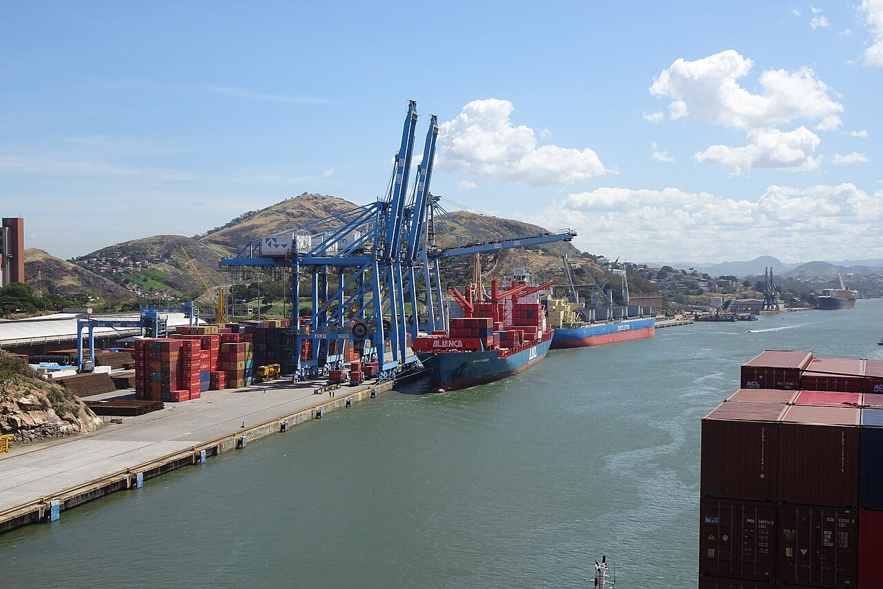 Guindastes e navios de carga em terminal portuário brasileiro