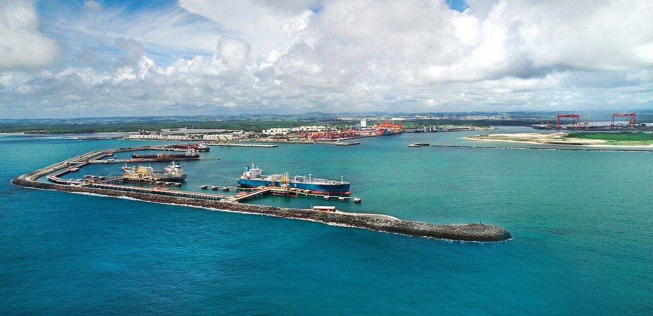 Vista aérea do Porto de Suape, em Pernambuco, com navios atracados e guindastes