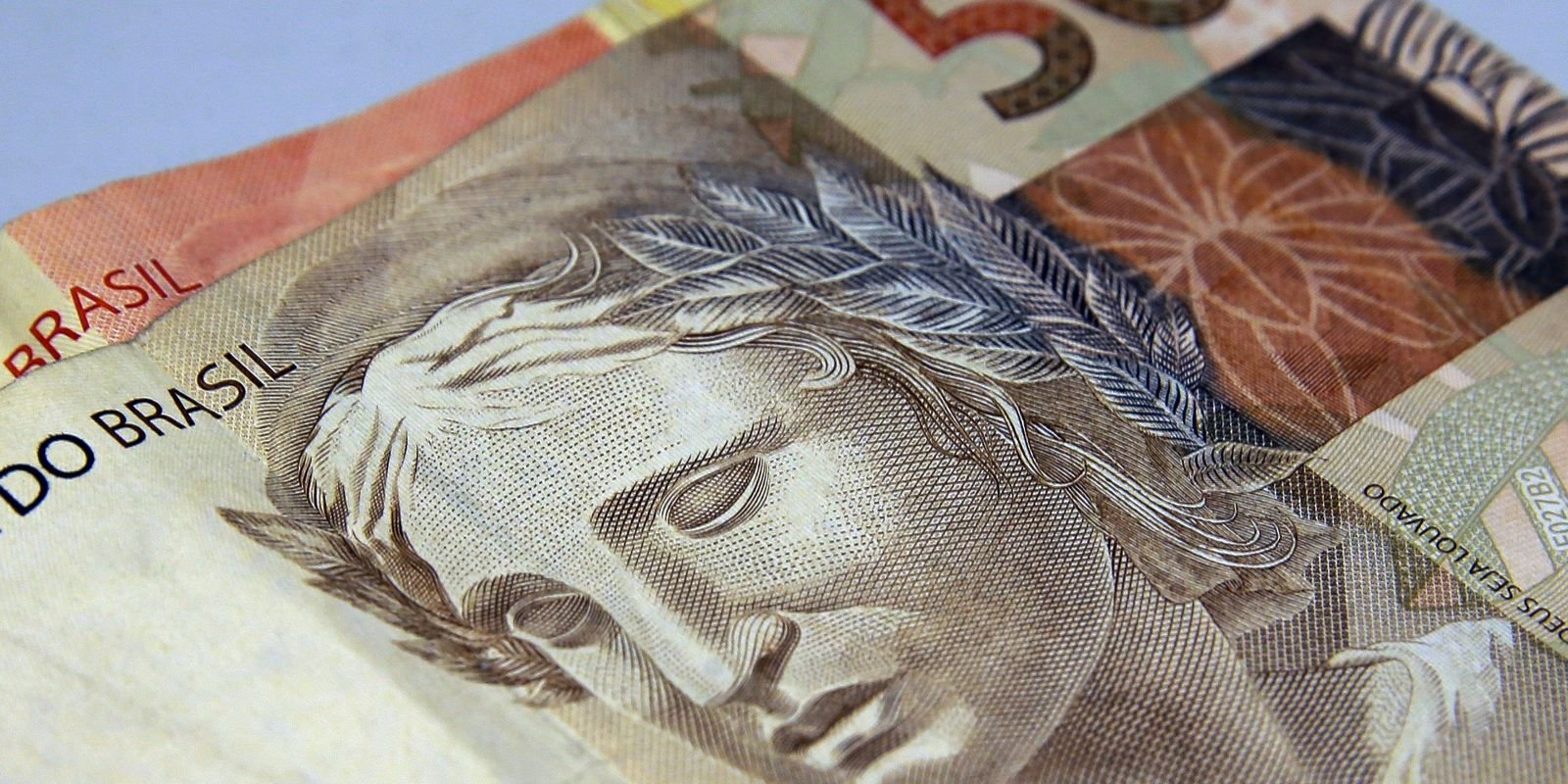 Cédulas de real de 50 e 100 sobrepostas em closeup
