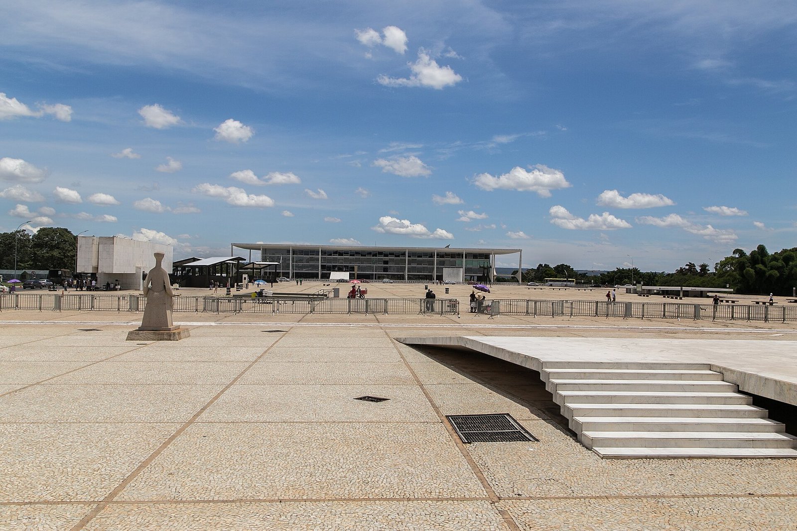 Estátua A Justiça na Praça dos Três Poderes, em Brasília, com o Palácio do Planalto ao fundo