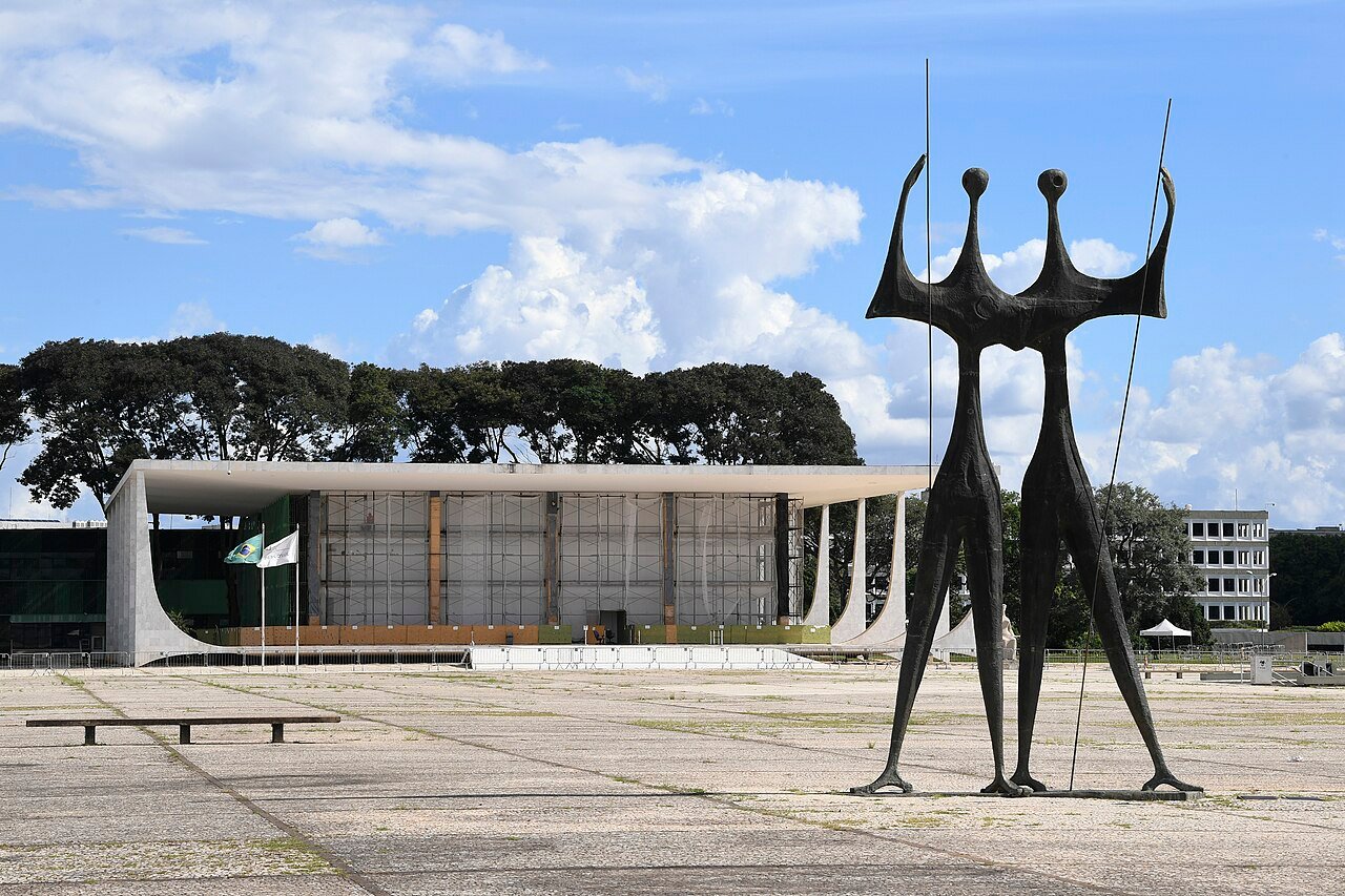 Praça dos Três Poderes, em Brasília, com a escultura Os Candangos e a sede do Supremo Tribunal Federal ao fundo