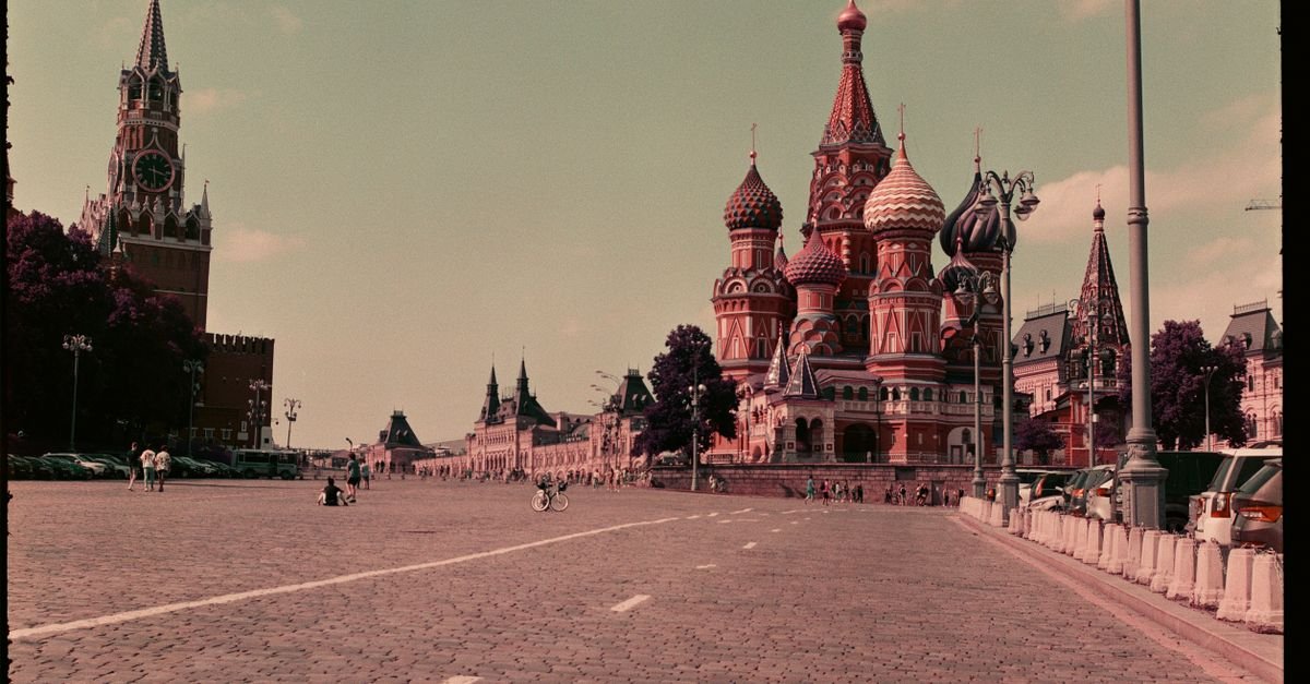 Praça Vermelha, em Moscou, com a Catedral de São Basílio e a torre do Kremlin
