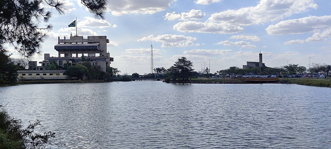Prédio da Prefeitura de Sorocaba visto do lago, com a bandeira do Brasil hasteada
