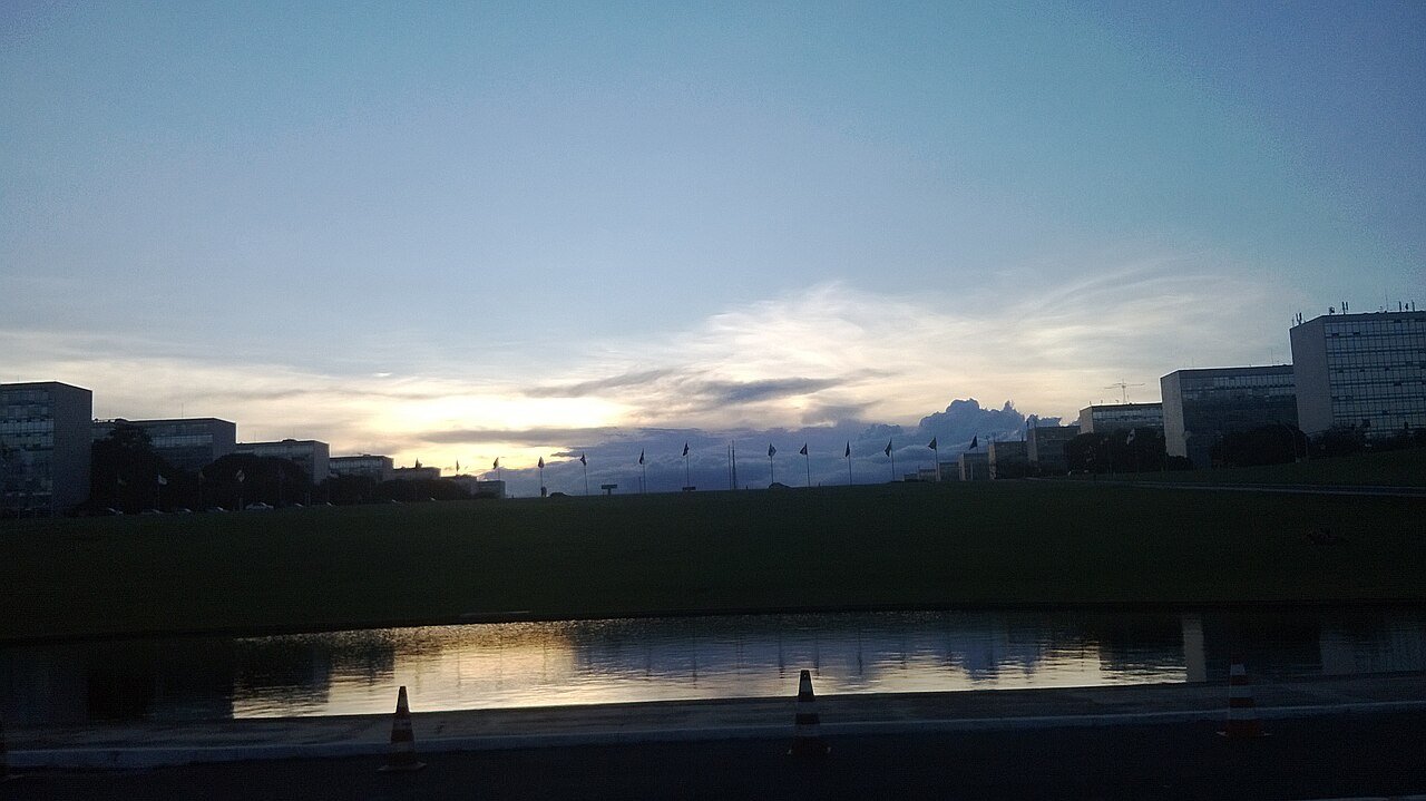 Esplanada dos Ministerios em Brasilia ao entardecer, com os predios ministeriais em silhueta