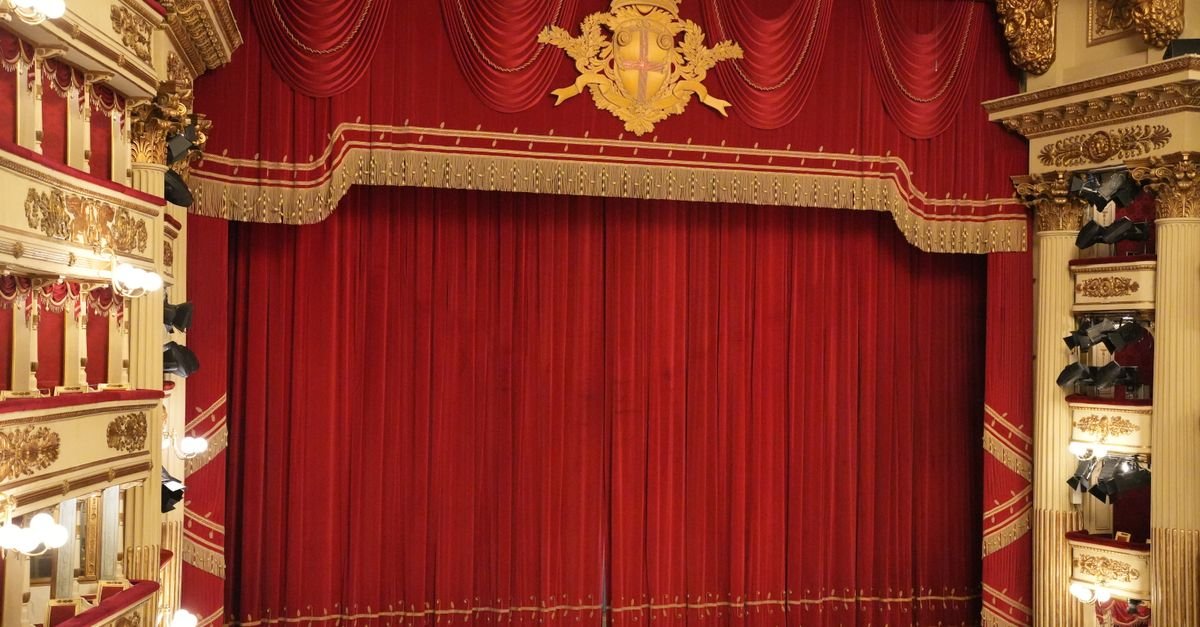 Palco de teatro de ópera com cortina vermelha e detalhes dourados