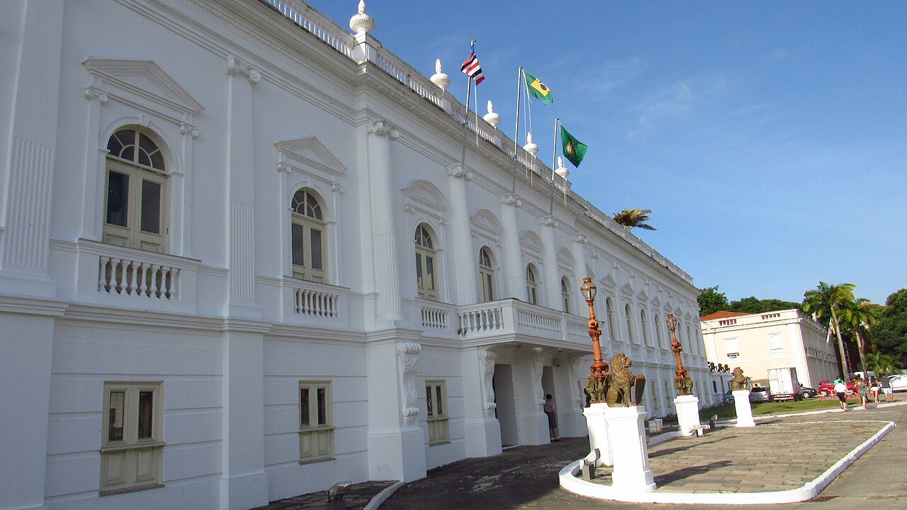 Fachada do Palácio dos Leões, sede do governo do Maranhão, em São Luís, com bandeiras hasteadas