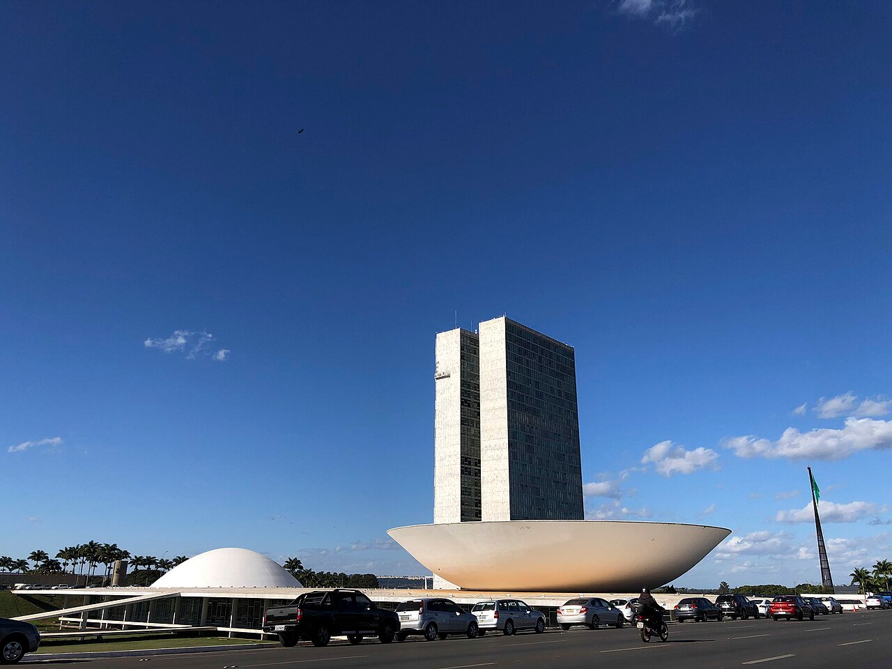 Fachada do Congresso Nacional, em Brasília, com as duas torres e as cúpulas do plenário