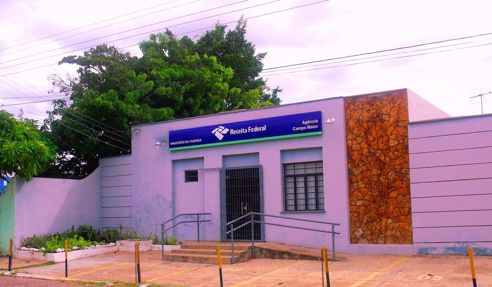 Fachada de agencia da Receita Federal com placa do orgao na entrada