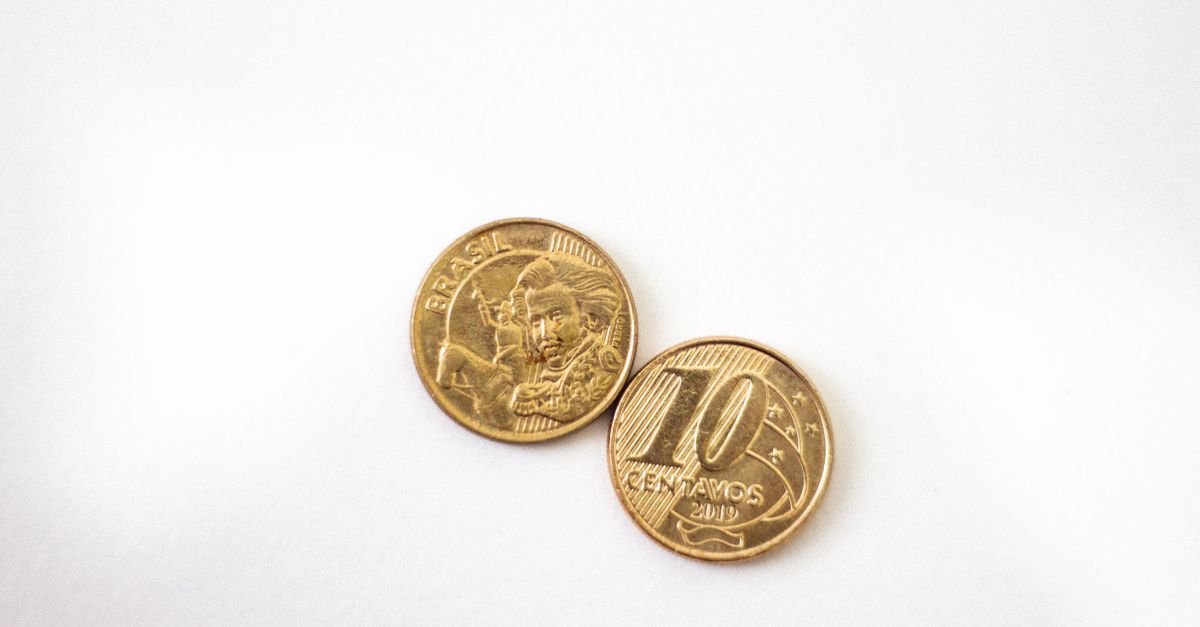 Moedas de dez centavos de real em closeup sobre fundo branco