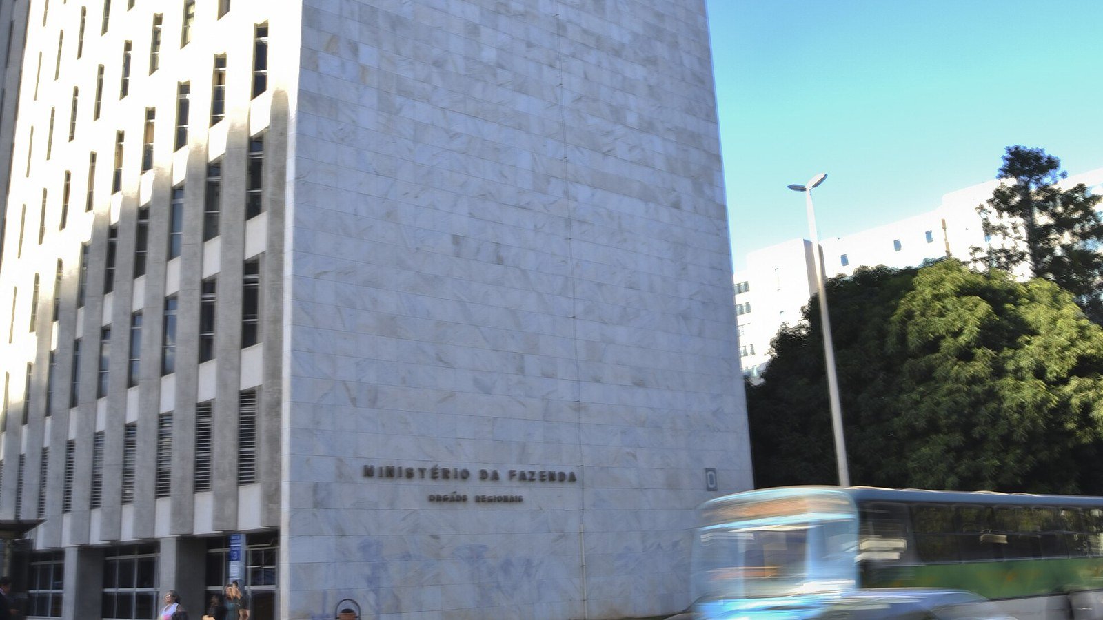 Fachada do edifício do Ministério da Fazenda, em Brasília, com o letreiro do órgão na parede