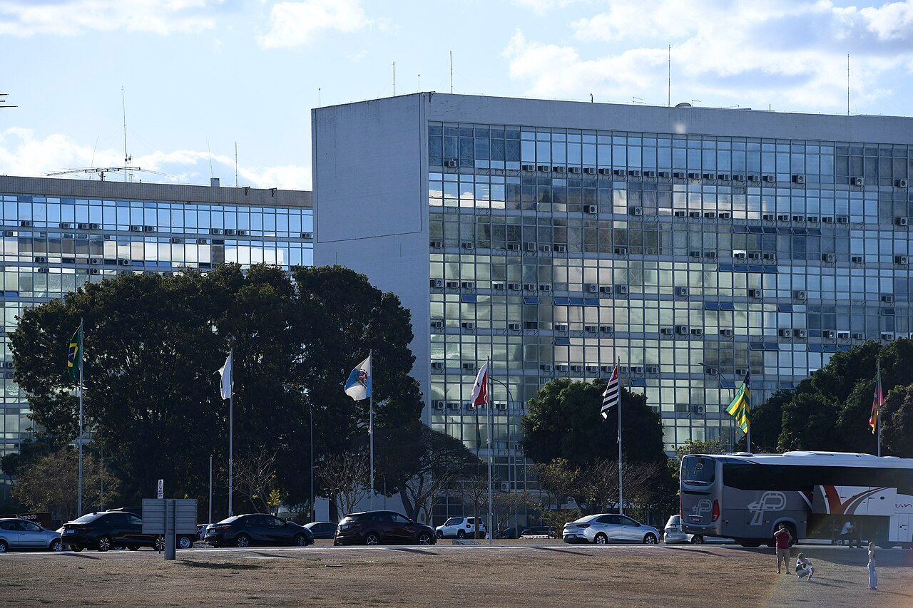 Prédios da Esplanada dos Ministérios, em Brasília, com bandeiras dos estados hasteadas em frente