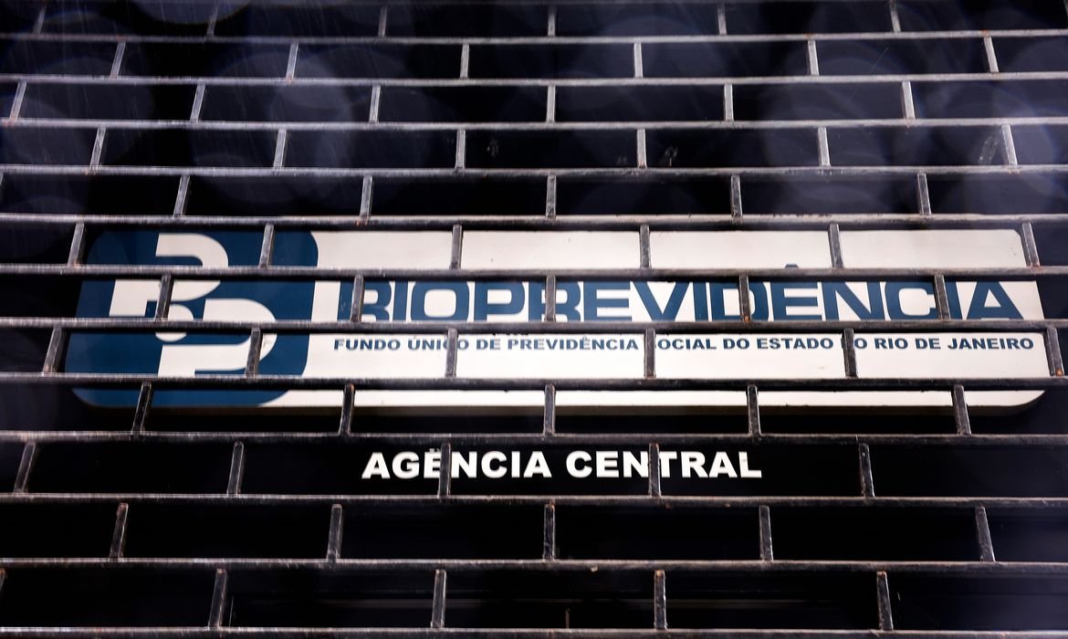 Placa da RioPrevidência, Fundo Único de Previdência Social do Estado do Rio de Janeiro, atrás da grade fechada da agência central