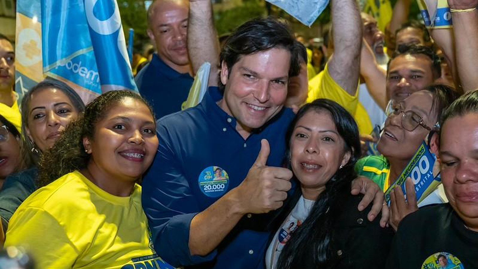 Deputado Robério Negreiros em ato de campanha com bandeiras do Podemos no Distrito Federal