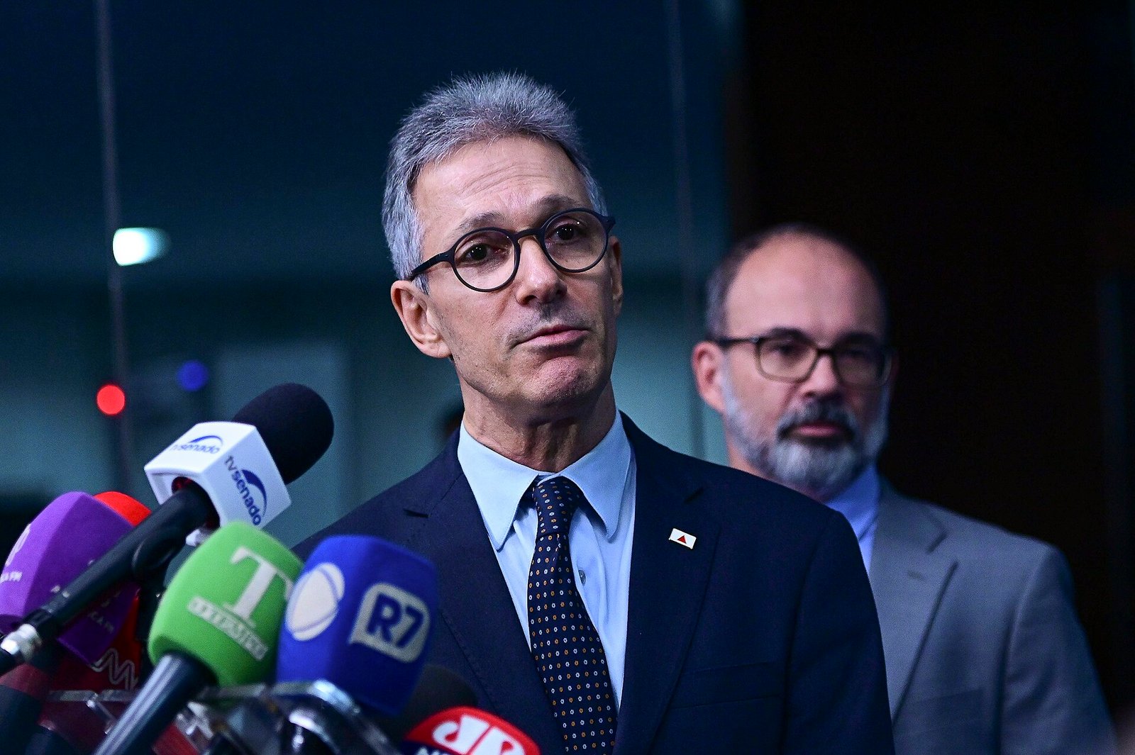 Romeu Zema fala a jornalistas diante de microfones de emissoras de TV