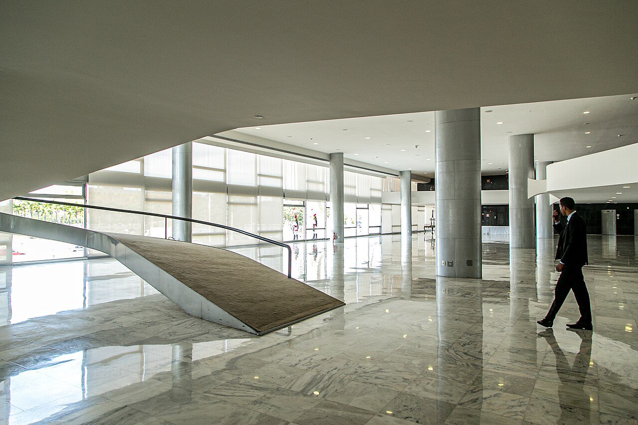 Saguão interno do Palácio do Planalto, com a rampa de mármore e as colunas do edifício
