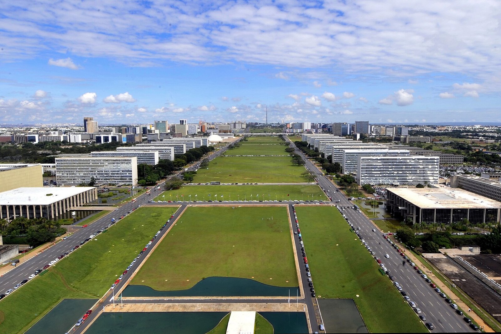 Vista aérea da Esplanada dos Ministérios, em Brasília, com os prédios dos ministérios em duas alas