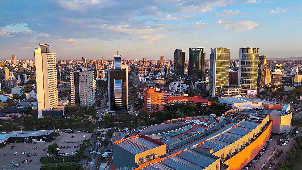 Vista aérea da cidade de Santa Cruz de la Sierra, na Bolívia, ao entardecer