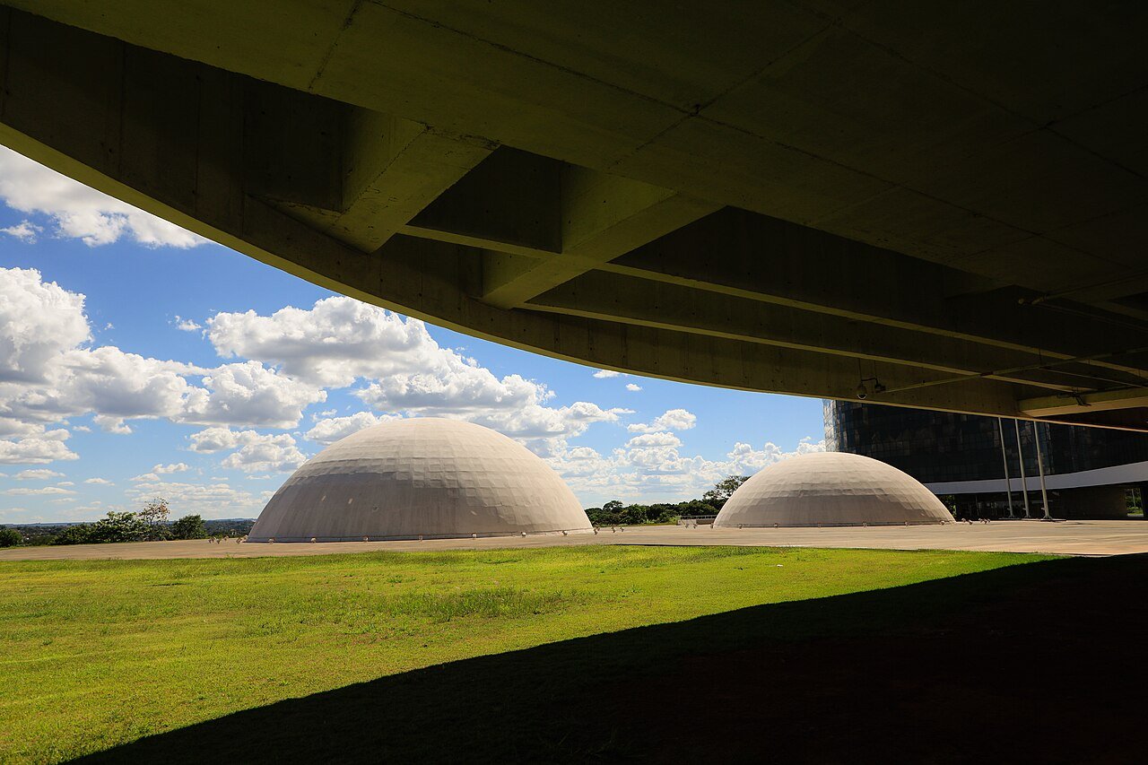 Cúpulas do edifício-sede do Tribunal Superior Eleitoral, em Brasília, vistas em dia de céu azul