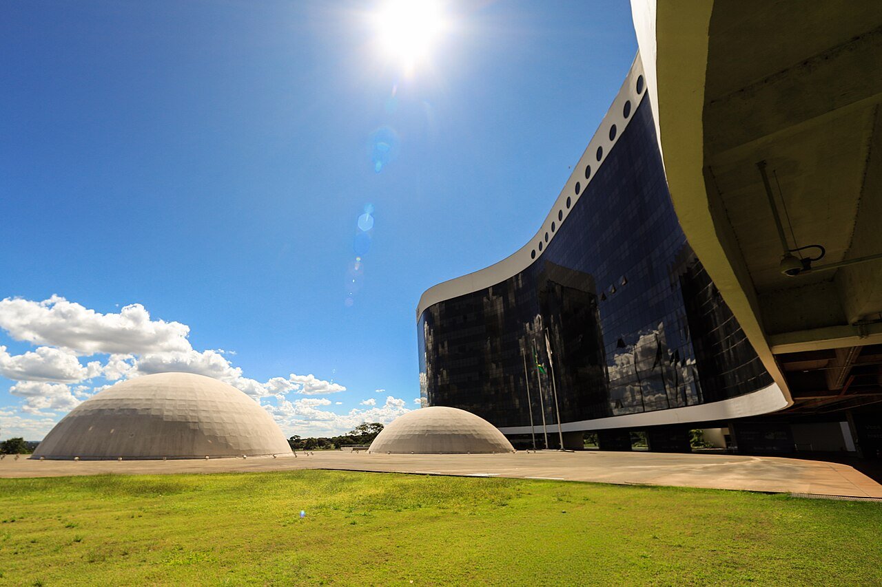 Fachada de vidro da sede do Tribunal Superior Eleitoral, em Brasília, com as cúpulas do prédio ao lado