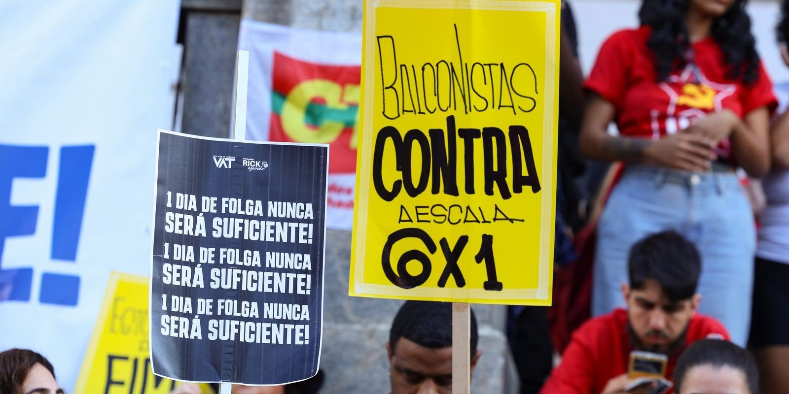 Manifestantes com cartazes contra a escala 6x1, em foto de arquivo da Agência Brasil