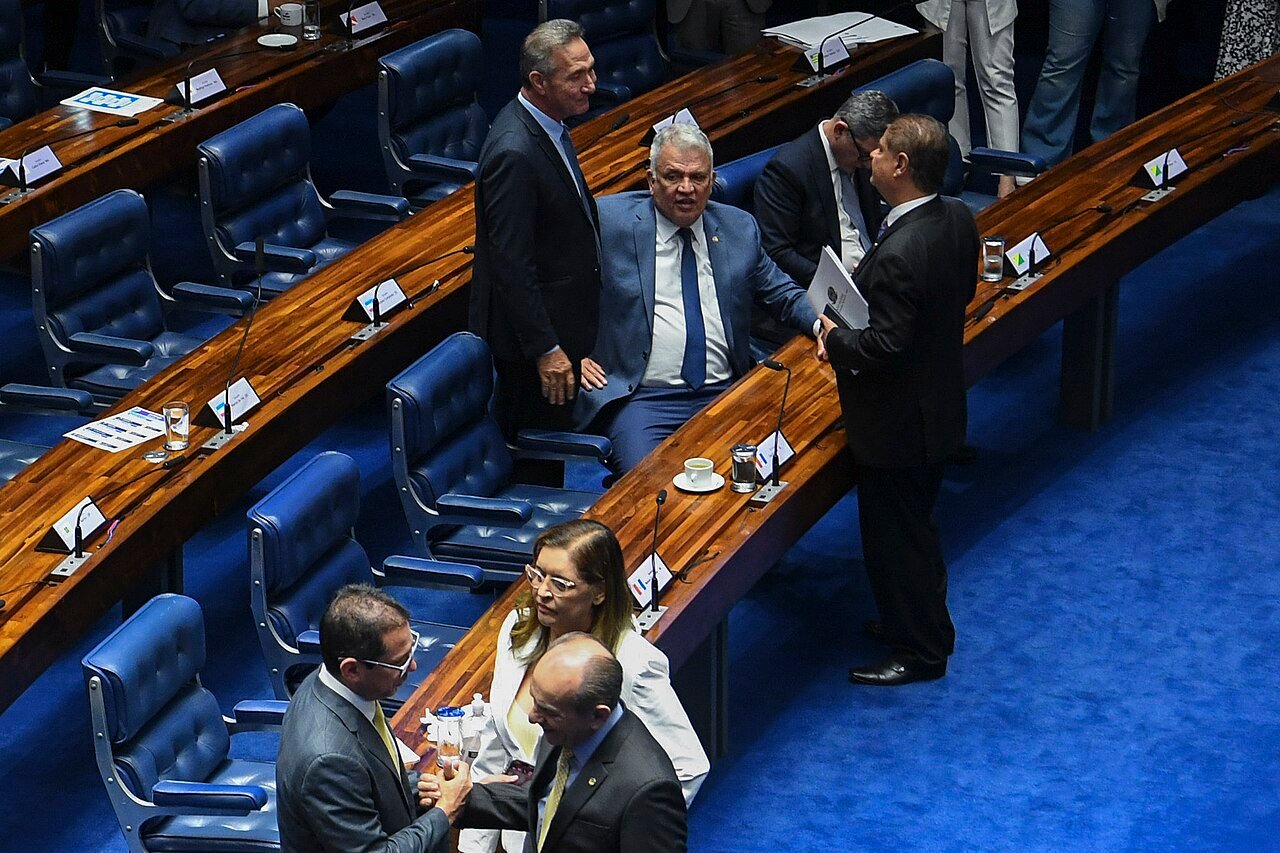 Vista das bancadas do plenário do Senado Federal durante sessão
