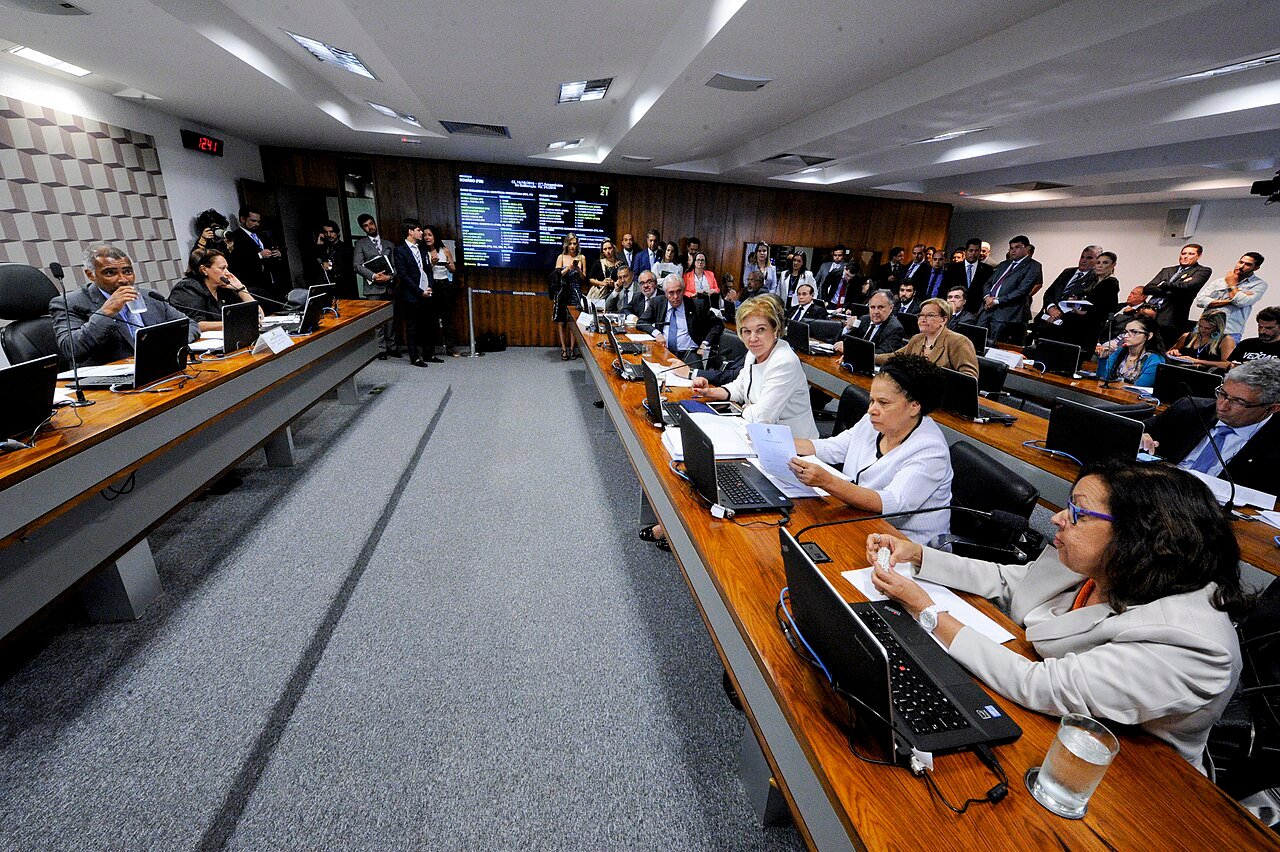 Sala de reuniões da Comissão de Educação do Senado Federal durante sessão