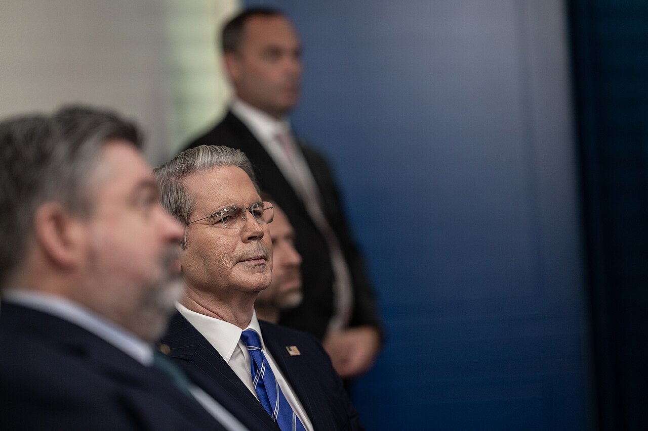 Autoridades do Departamento de Justiça dos Estados Unidos durante entrevista coletiva na Casa Branca