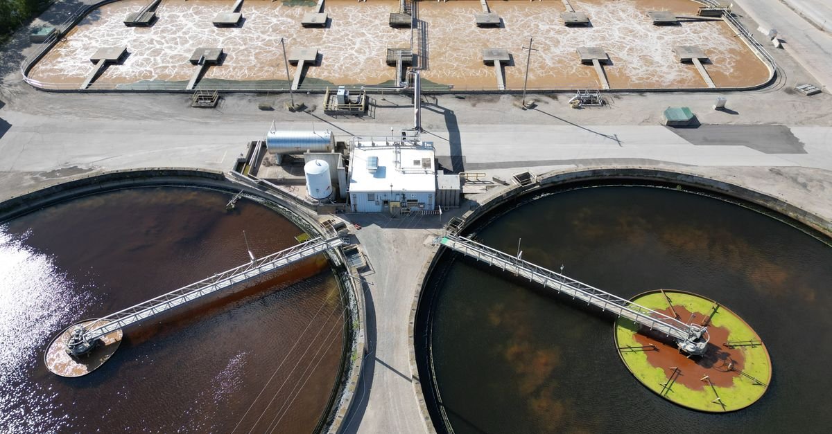 Vista aérea de estação de tratamento de água com tanques circulares