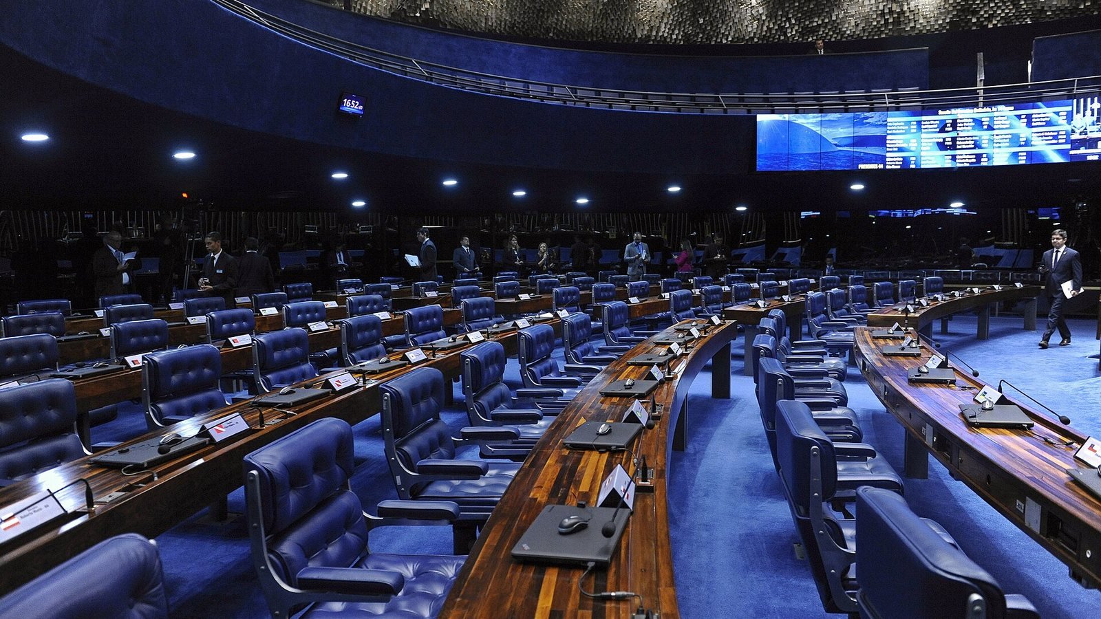 Plenário do Senado Federal com senadores ao fundo