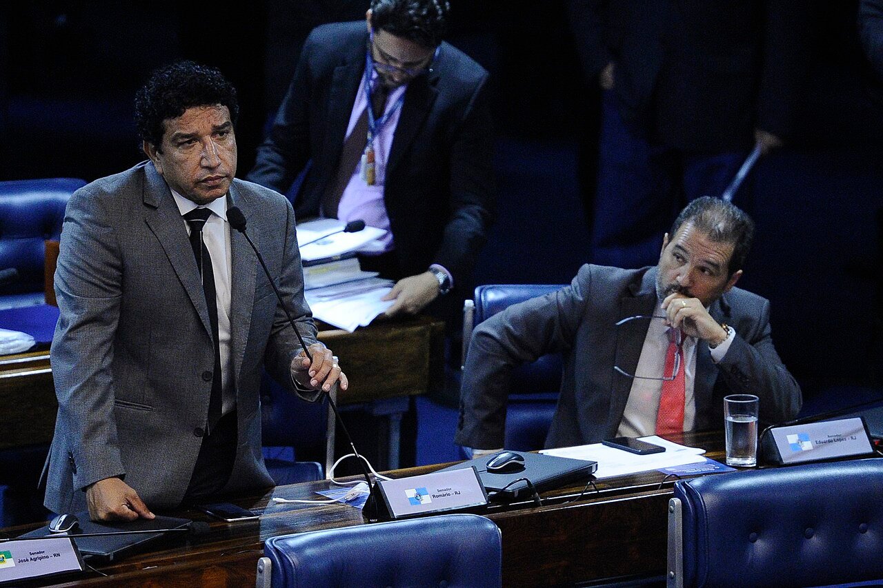 Plenário do Senado Federal durante sessão, com senadores em suas bancadas