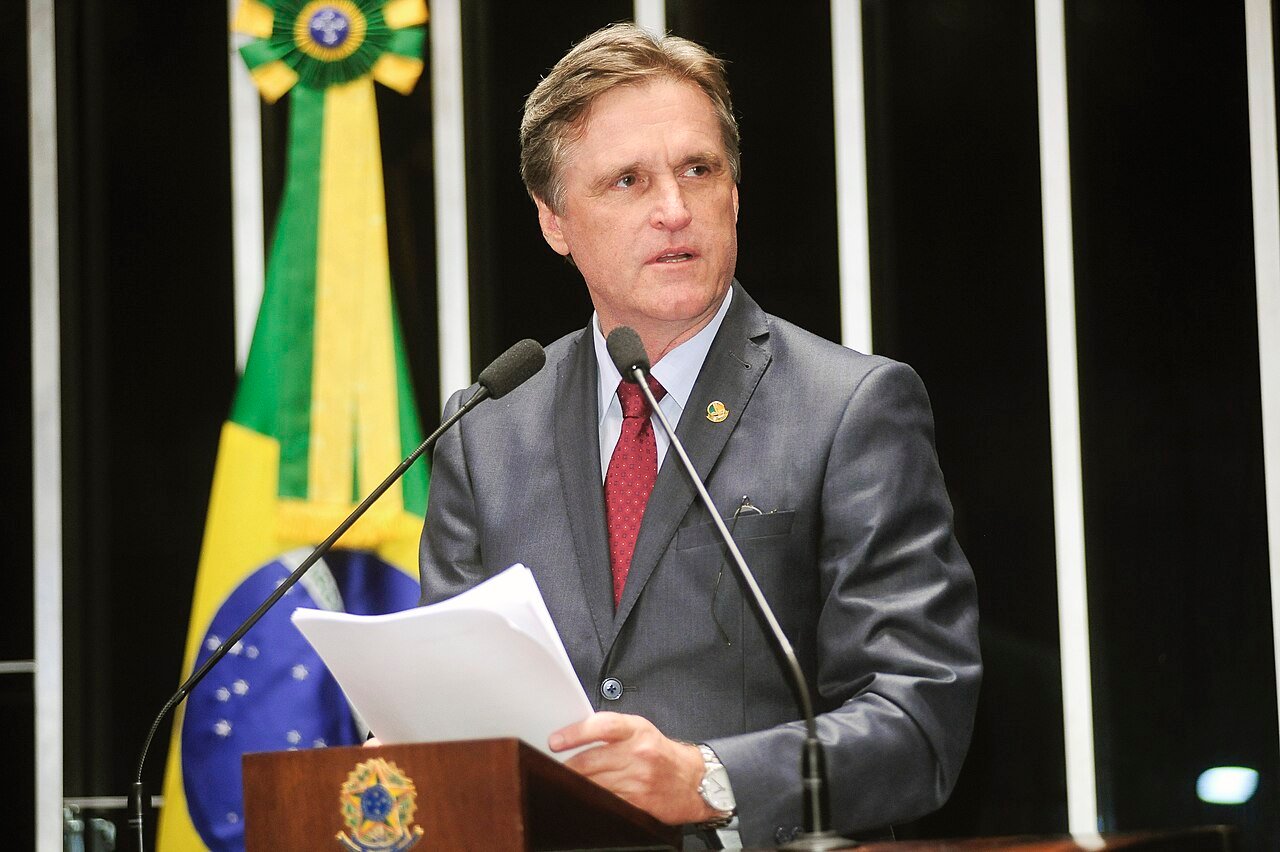 Tribuna do Plenário do Senado Federal, com a bandeira do Brasil ao fundo