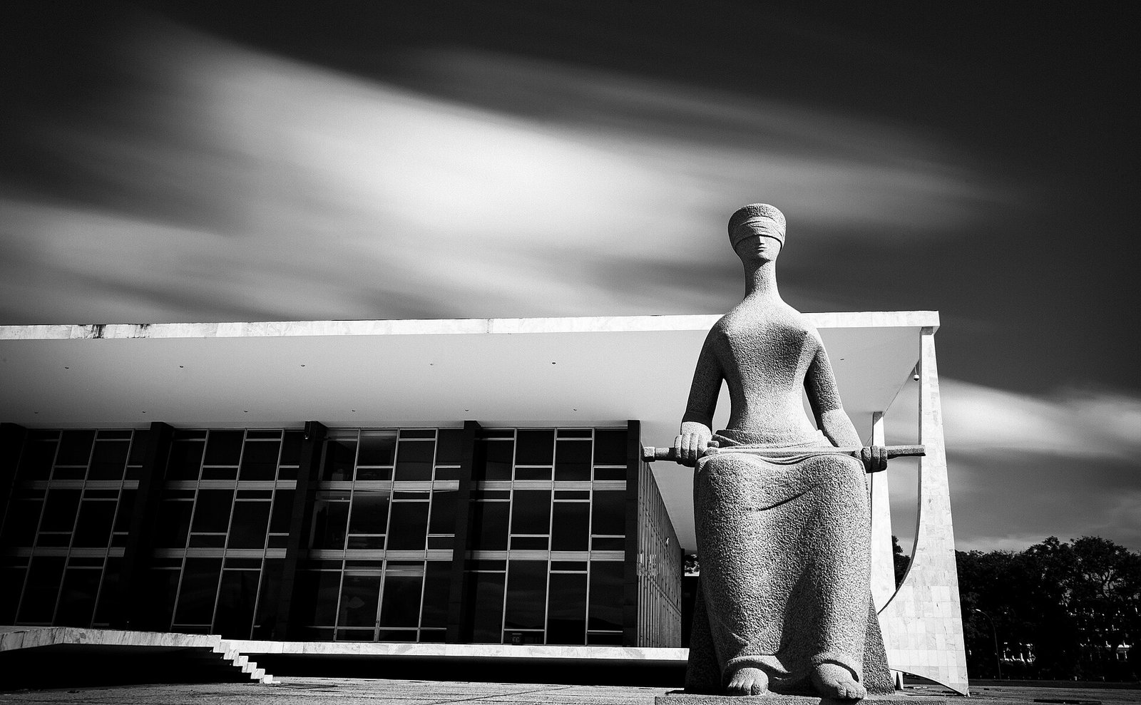 Escultura A Justiça em frente ao edifício-sede do Supremo Tribunal Federal
