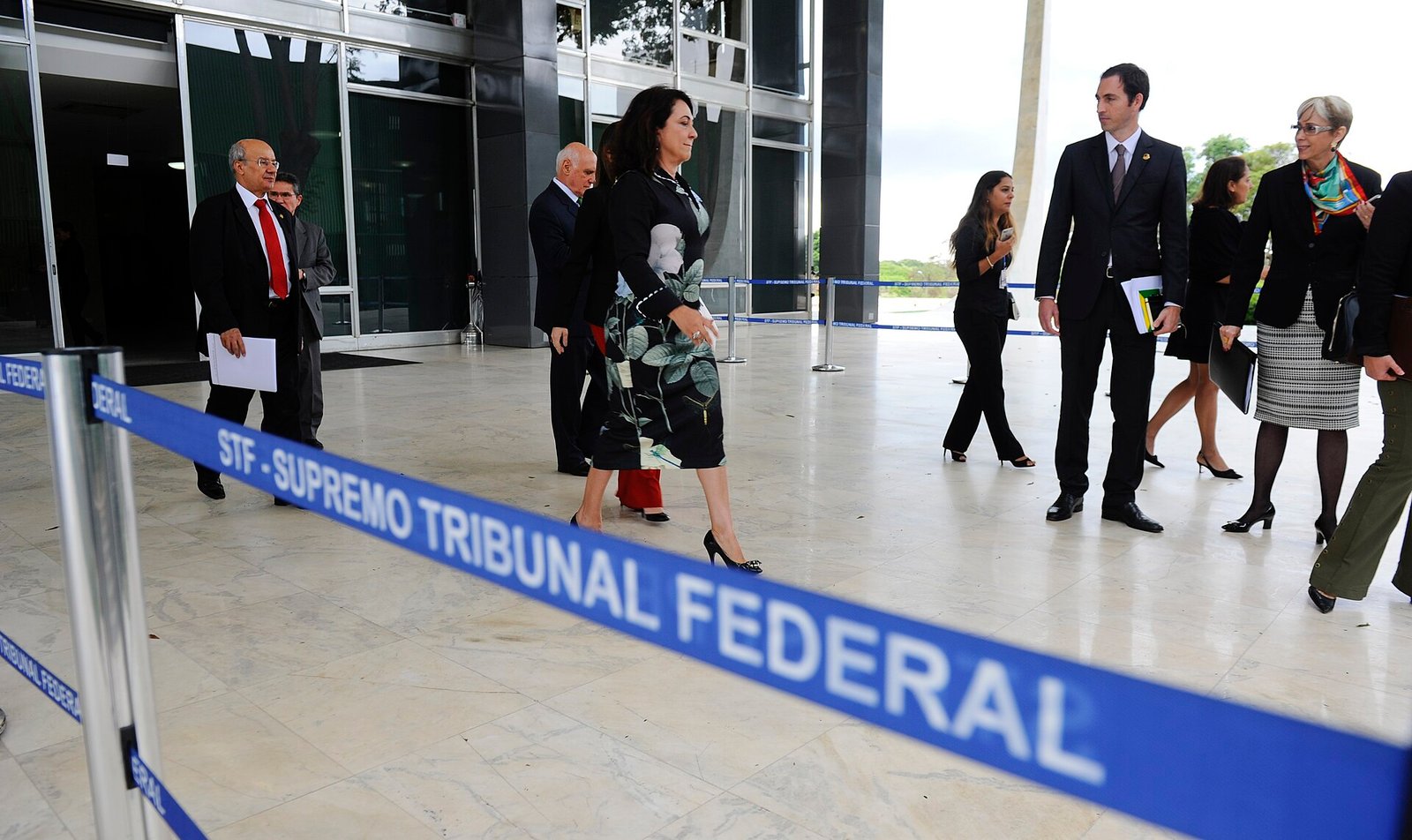 Entrada do Supremo Tribunal Federal com faixa de identificação e pessoas circulando