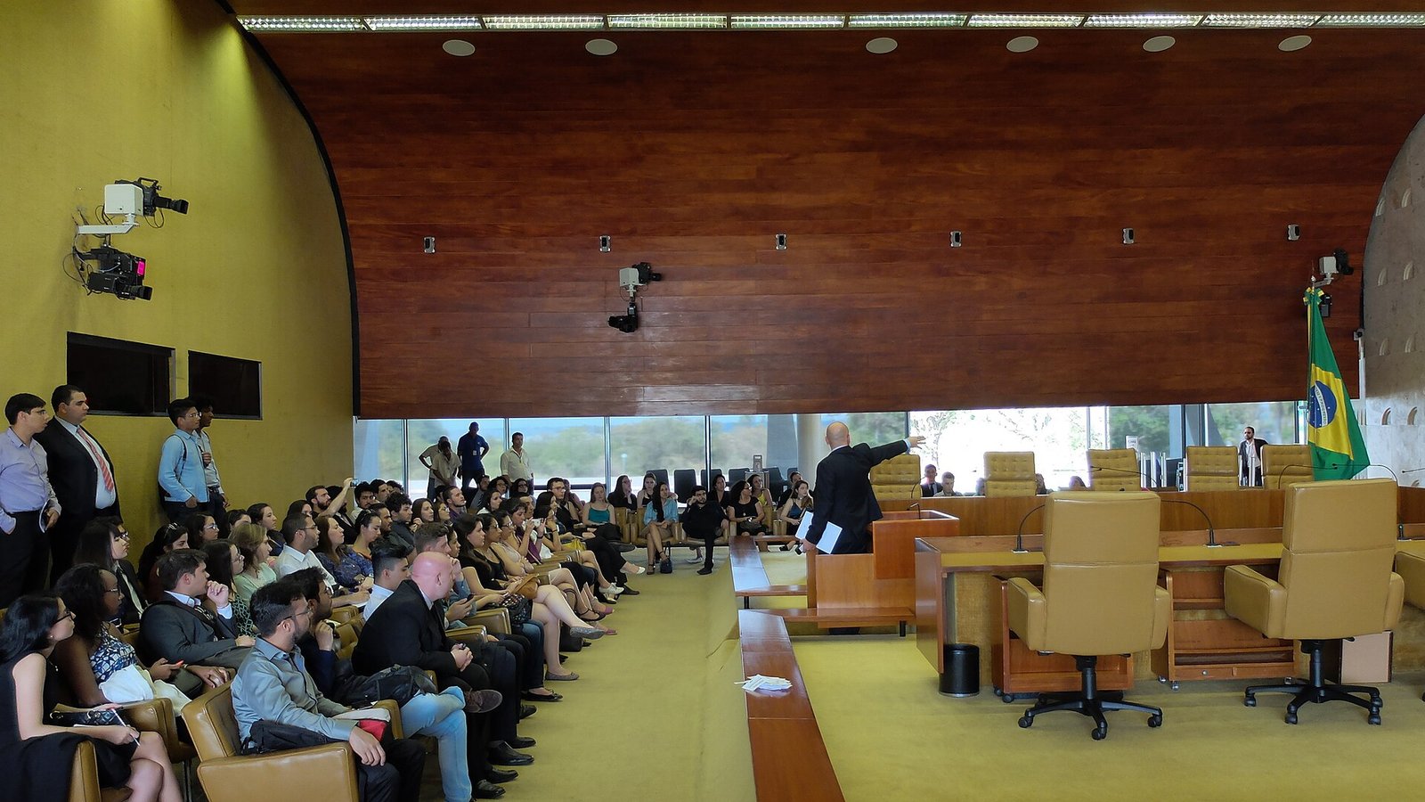 Sala de sessões do STF com público nas cadeiras e expositor ao centro
