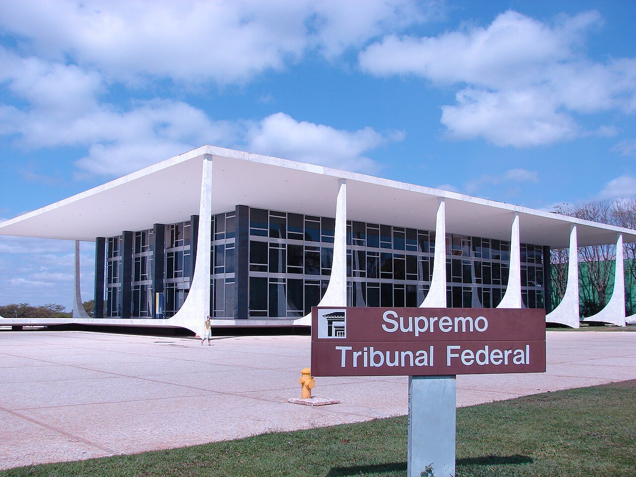 Fachada do edifício-sede do Supremo Tribunal Federal em Brasília, com placa de identificação da Corte em primeiro plano