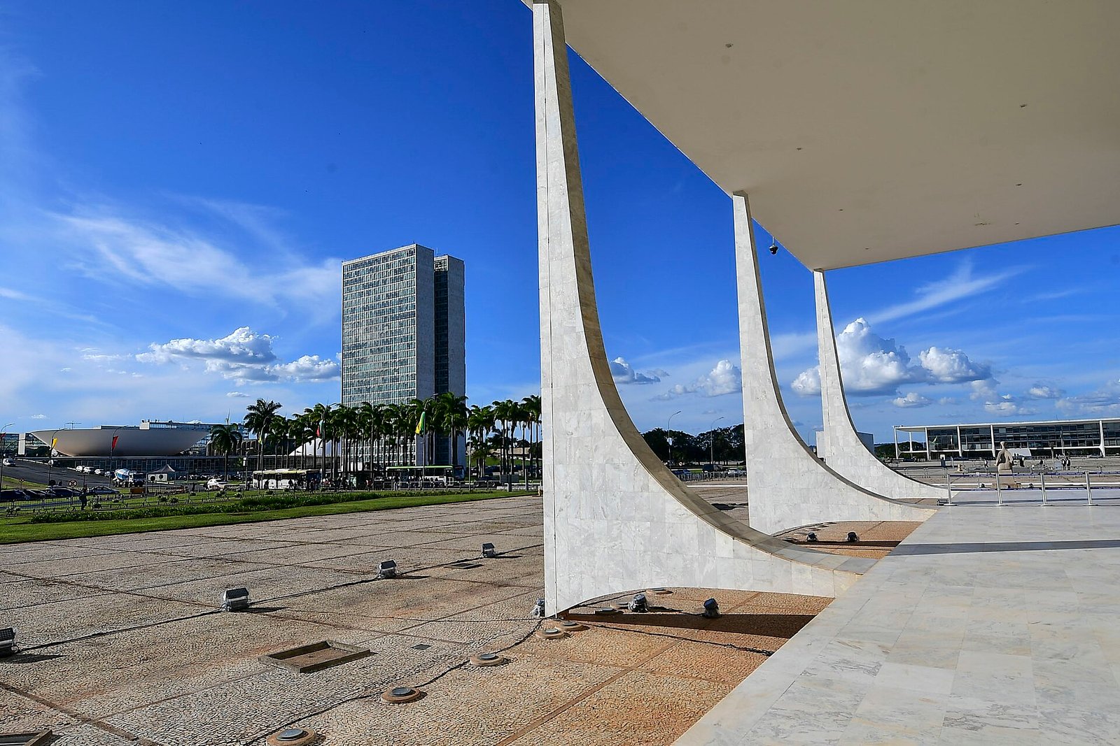 Colunata da fachada do Supremo Tribunal Federal com o prédio do Congresso Nacional ao fundo