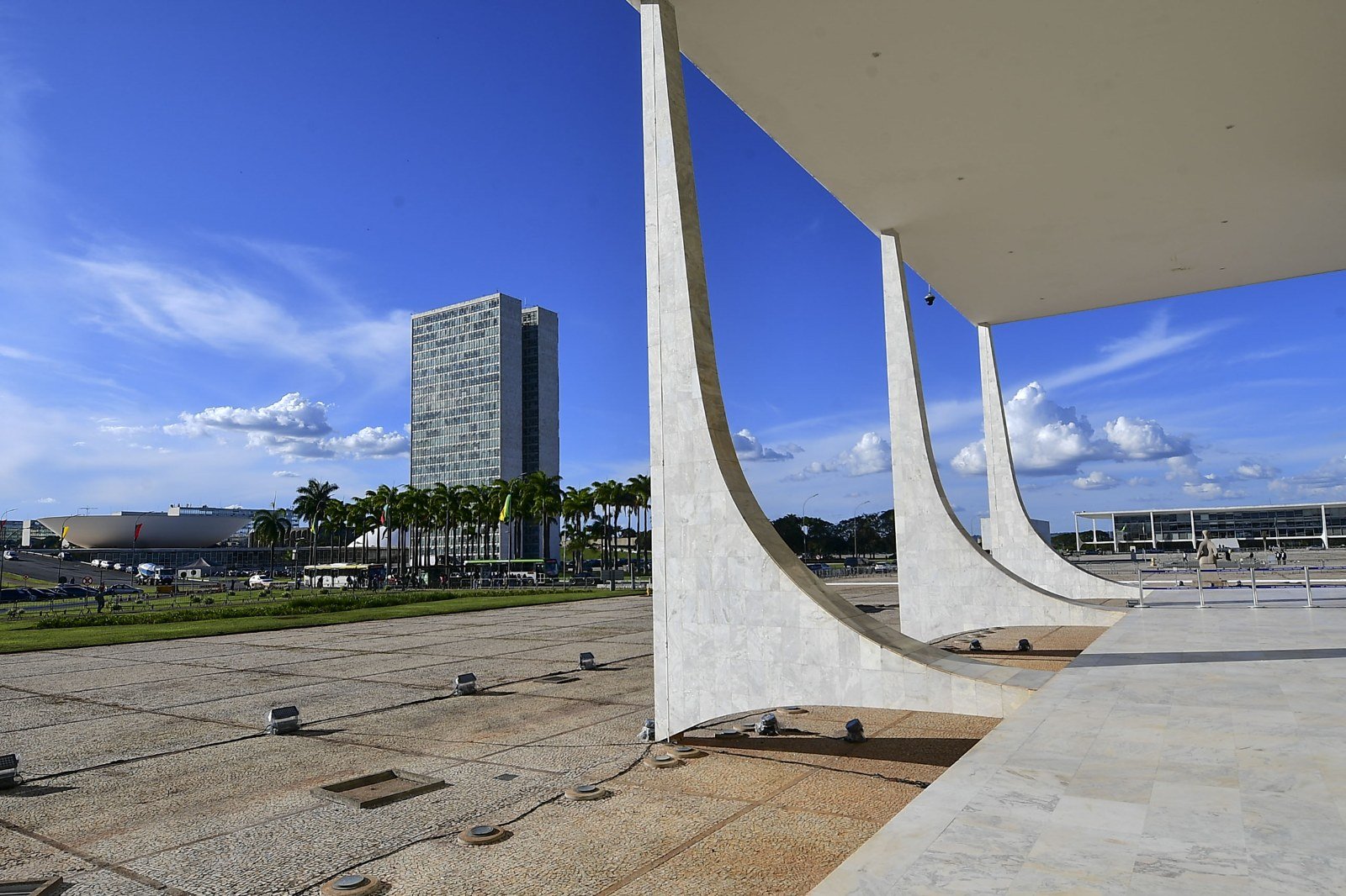 Colunata de mármore da fachada do Supremo Tribunal Federal, com a Praça dos Três Poderes ao fundo