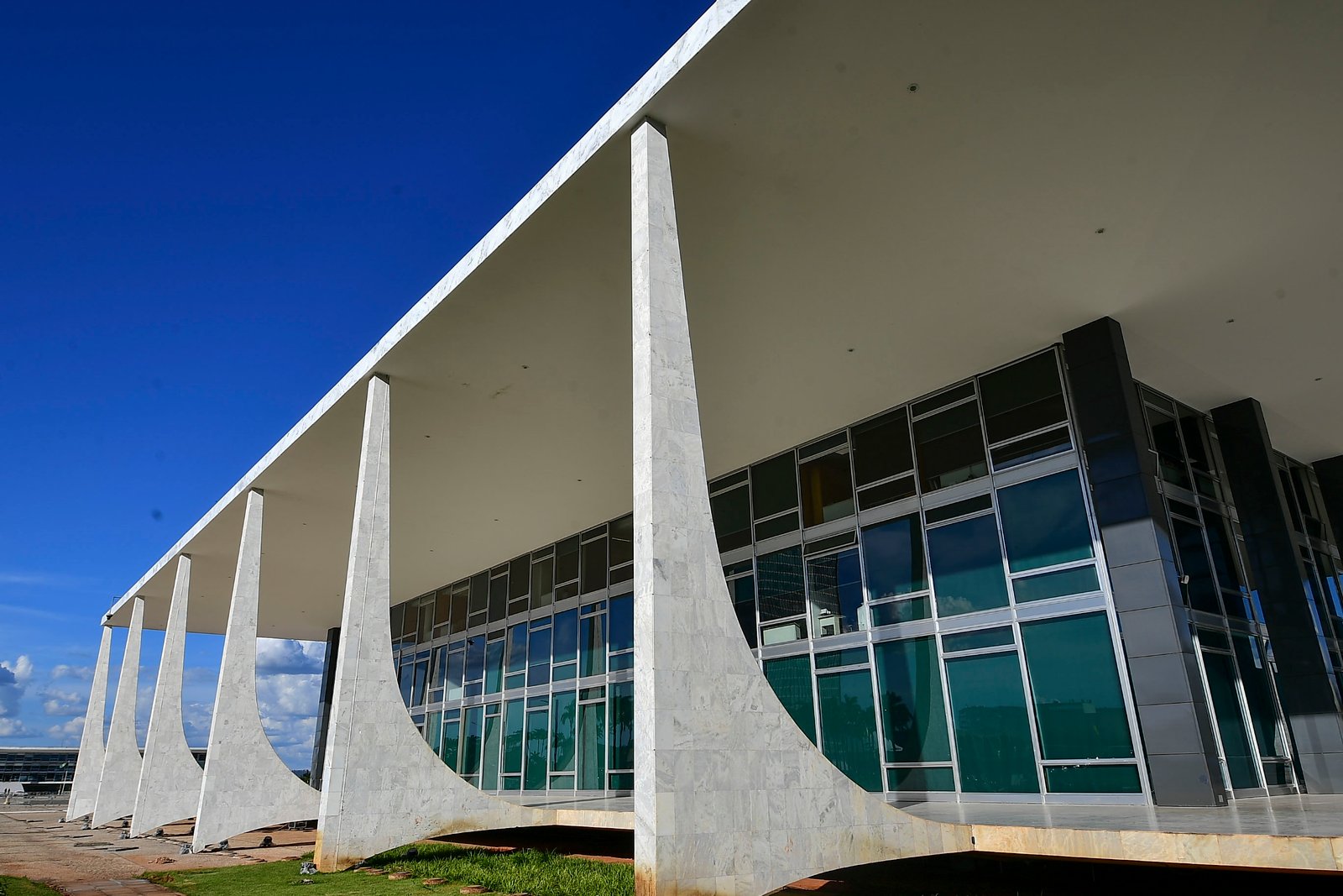 Fachada do Supremo Tribunal Federal, com as colunas de mármore e o céu azul ao fundo, em Brasília