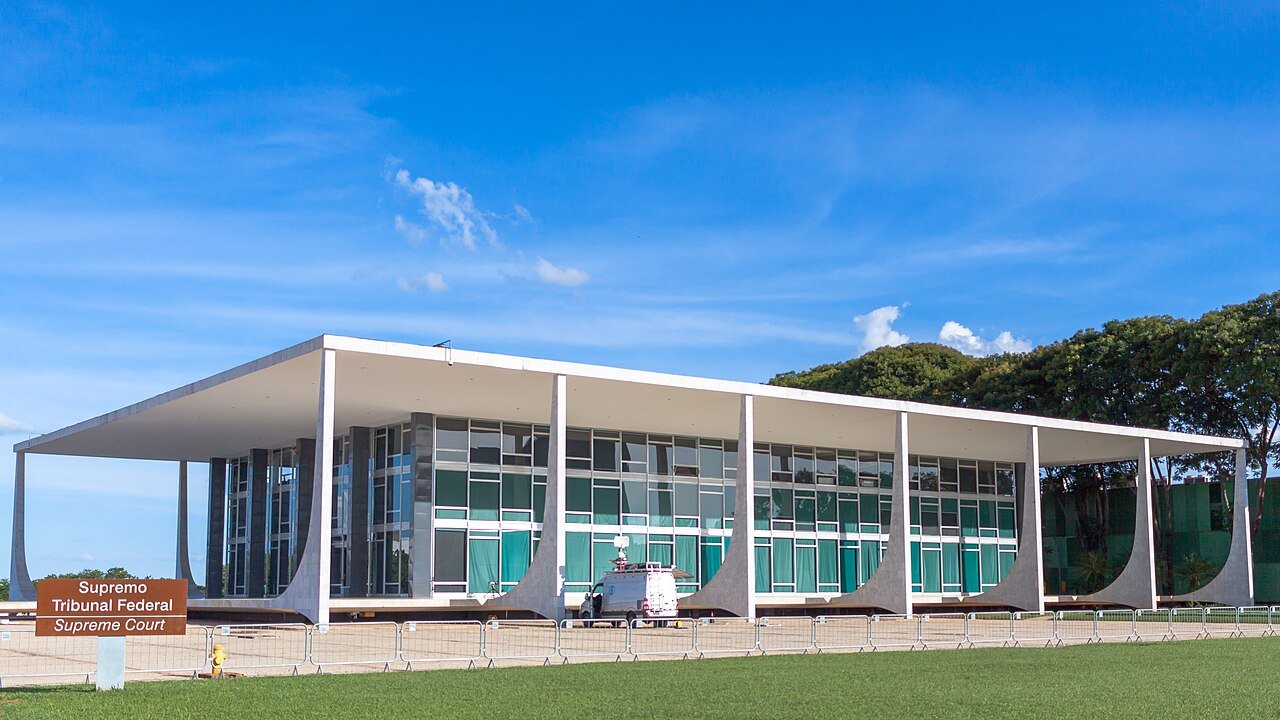 Fachada do edificio sede do Supremo Tribunal Federal em Brasilia vista de dia, com a placa de identificacao