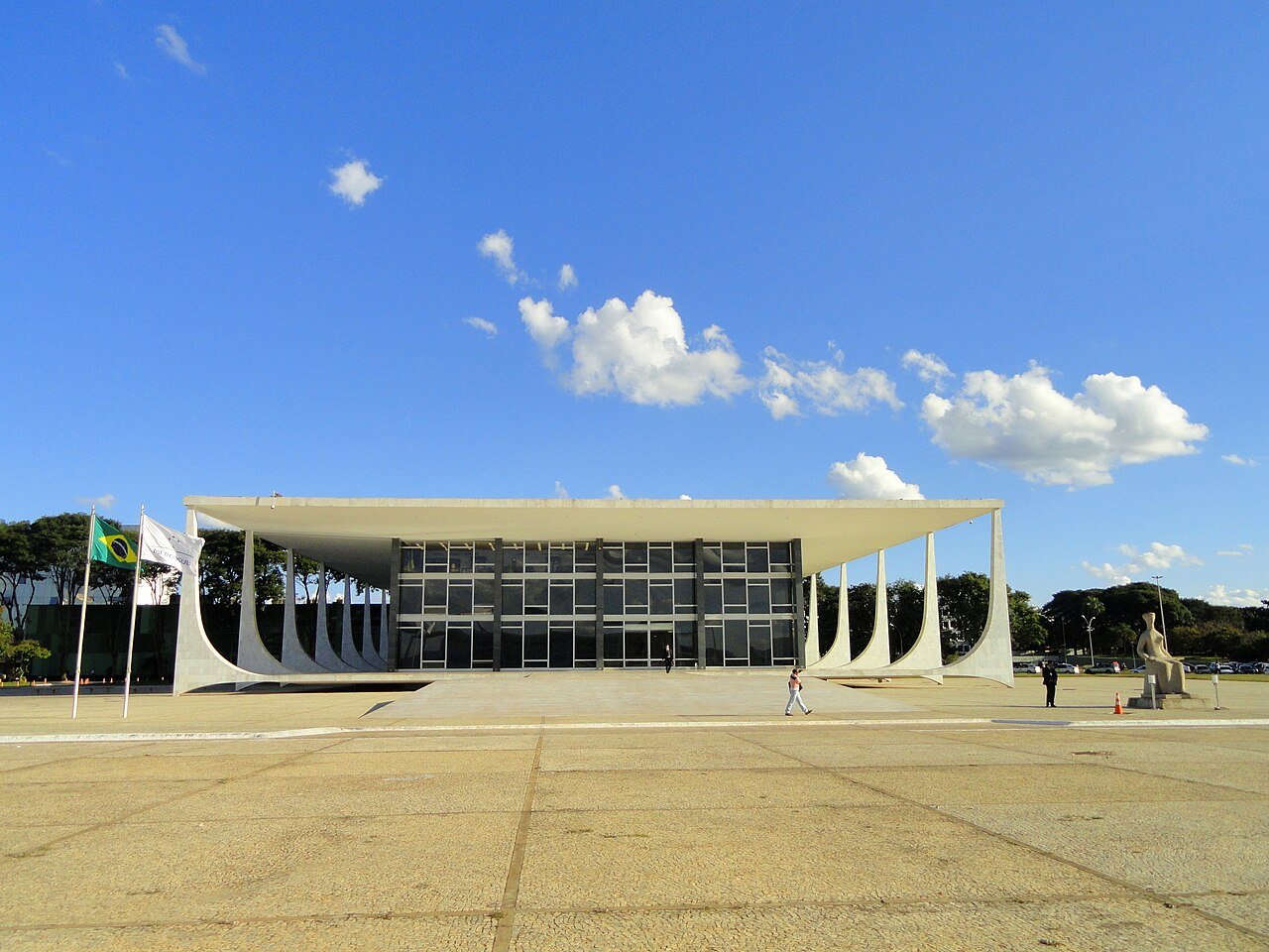 Fachada do edificio sede do Supremo Tribunal Federal, em Brasilia, com a estatua da Justica a direita