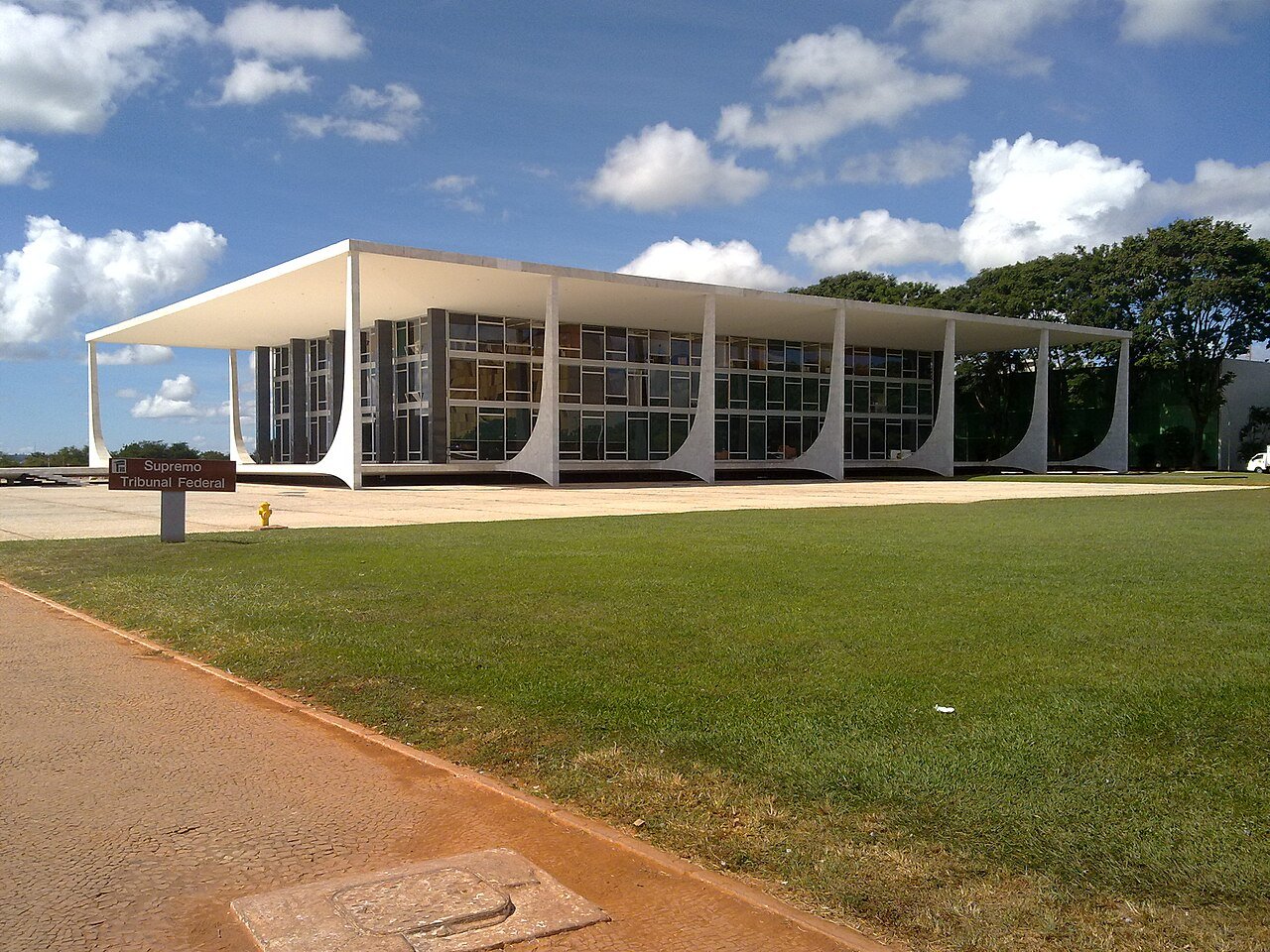 Fachada do edifício do Supremo Tribunal Federal, em Brasília, com placa de identificação