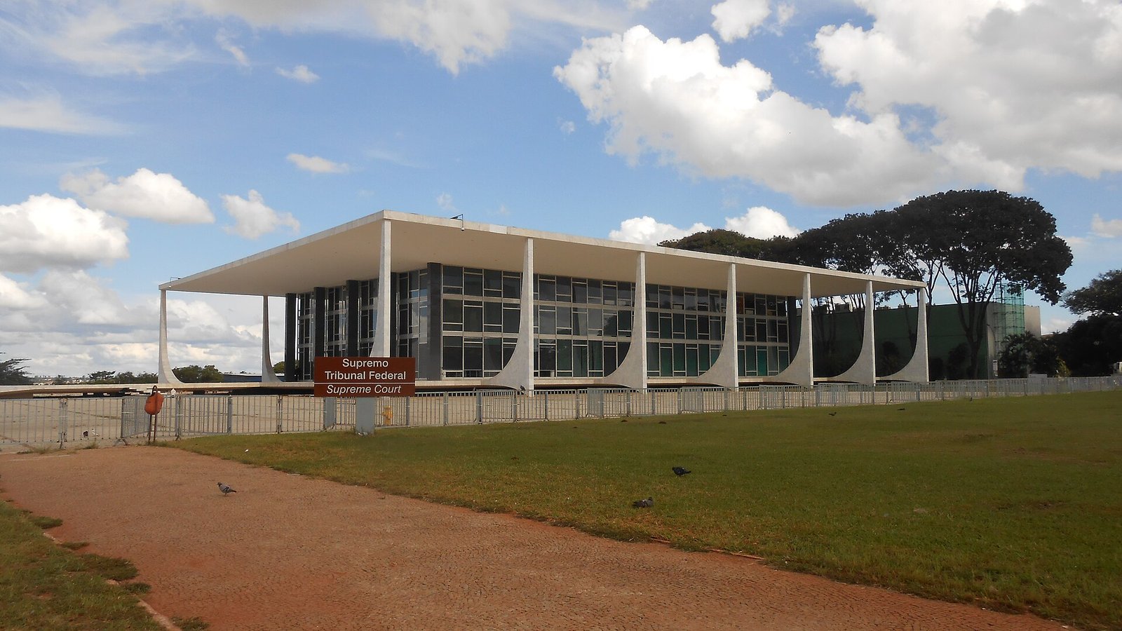 Fachada do Supremo Tribunal Federal, em Brasília, com a placa de identificação do tribunal