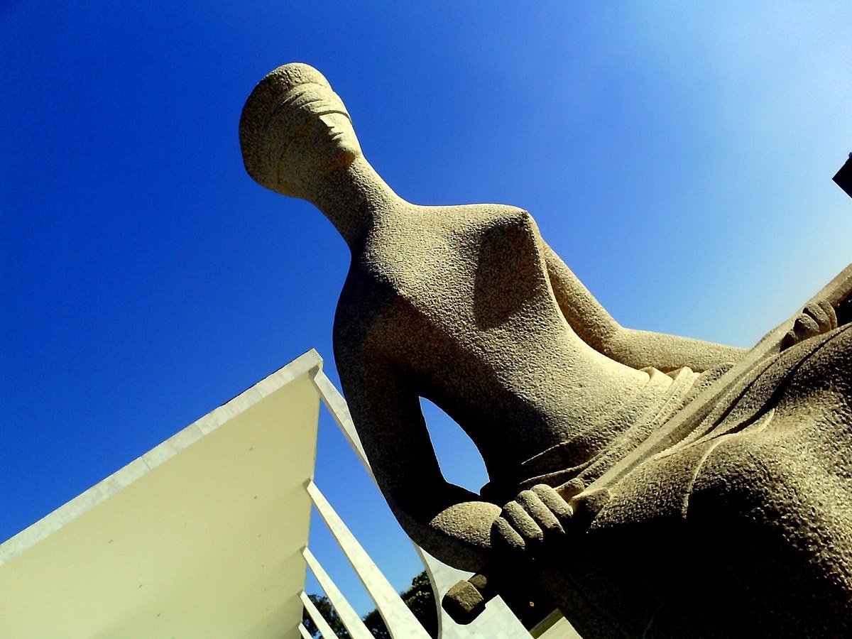 Escultura A Justiça, de Alfredo Ceschiatti, em frente ao edifício-sede do STF