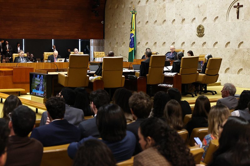 Sessão plenária do Supremo Tribunal Federal, com ministros à mesa e público nos bancos