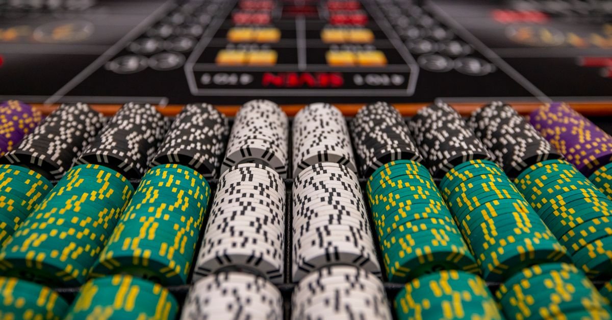 Fichas de cassino empilhadas sobre mesa de jogo