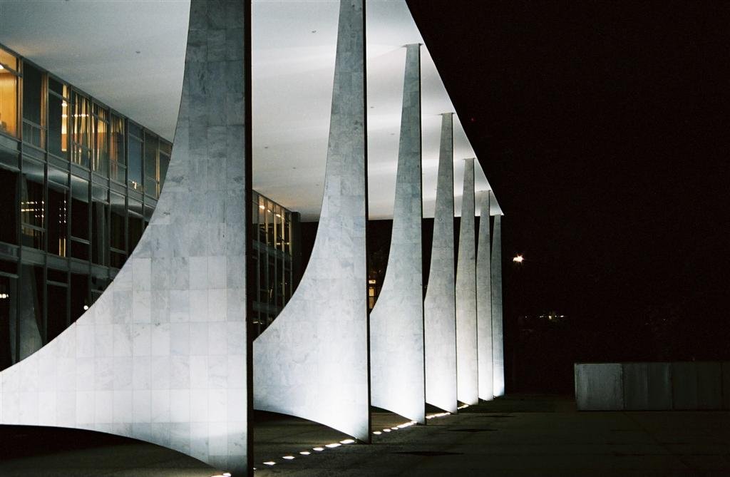 Colunas de mármore do edifício-sede do Supremo Tribunal Federal iluminadas à noite