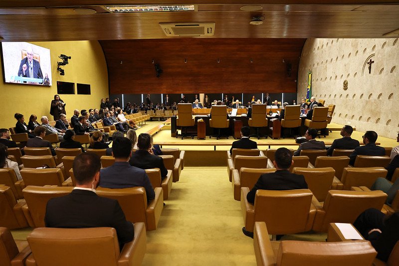 Plenário do Supremo Tribunal Federal durante sessão, com ministros à mesa e público nas cadeiras