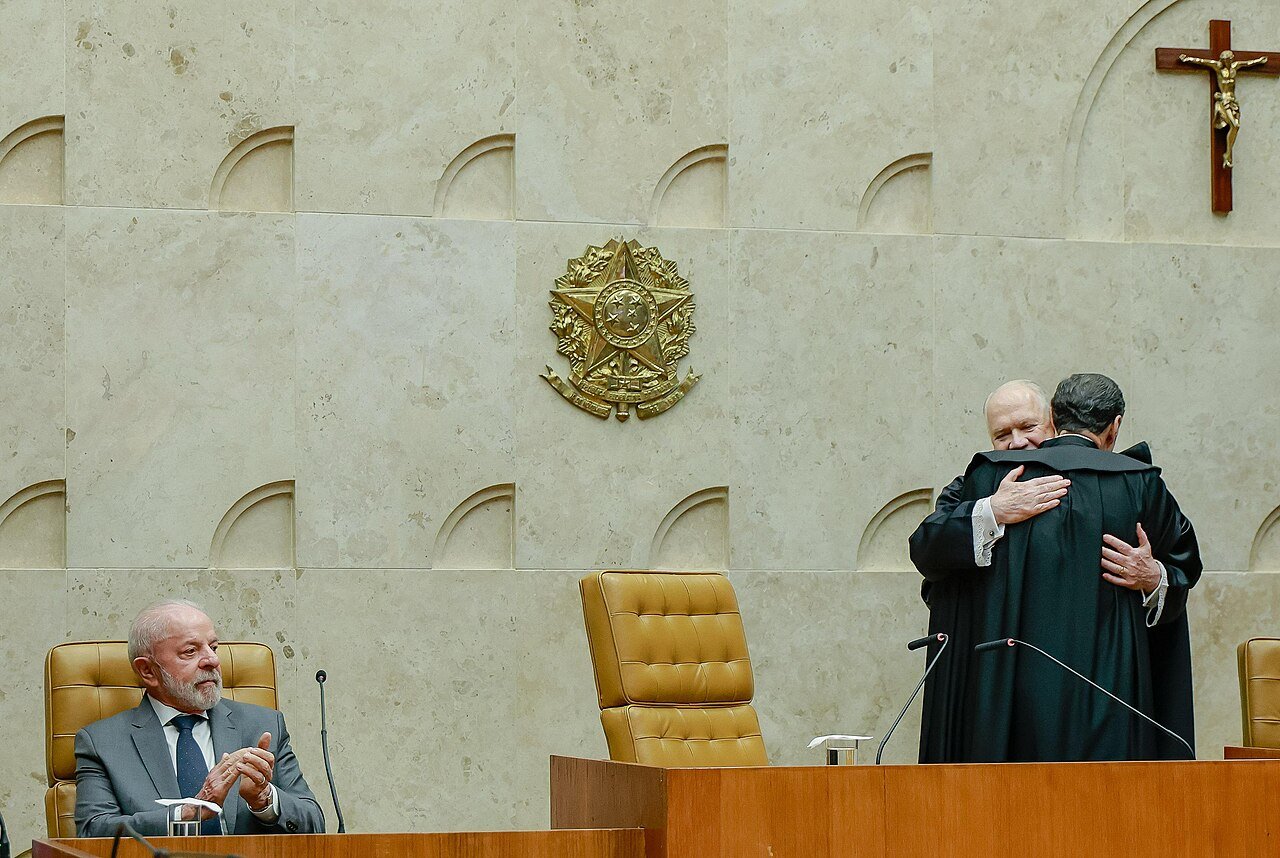 Plenário do Supremo Tribunal Federal durante sessão solene, com o brasão da República ao fundo