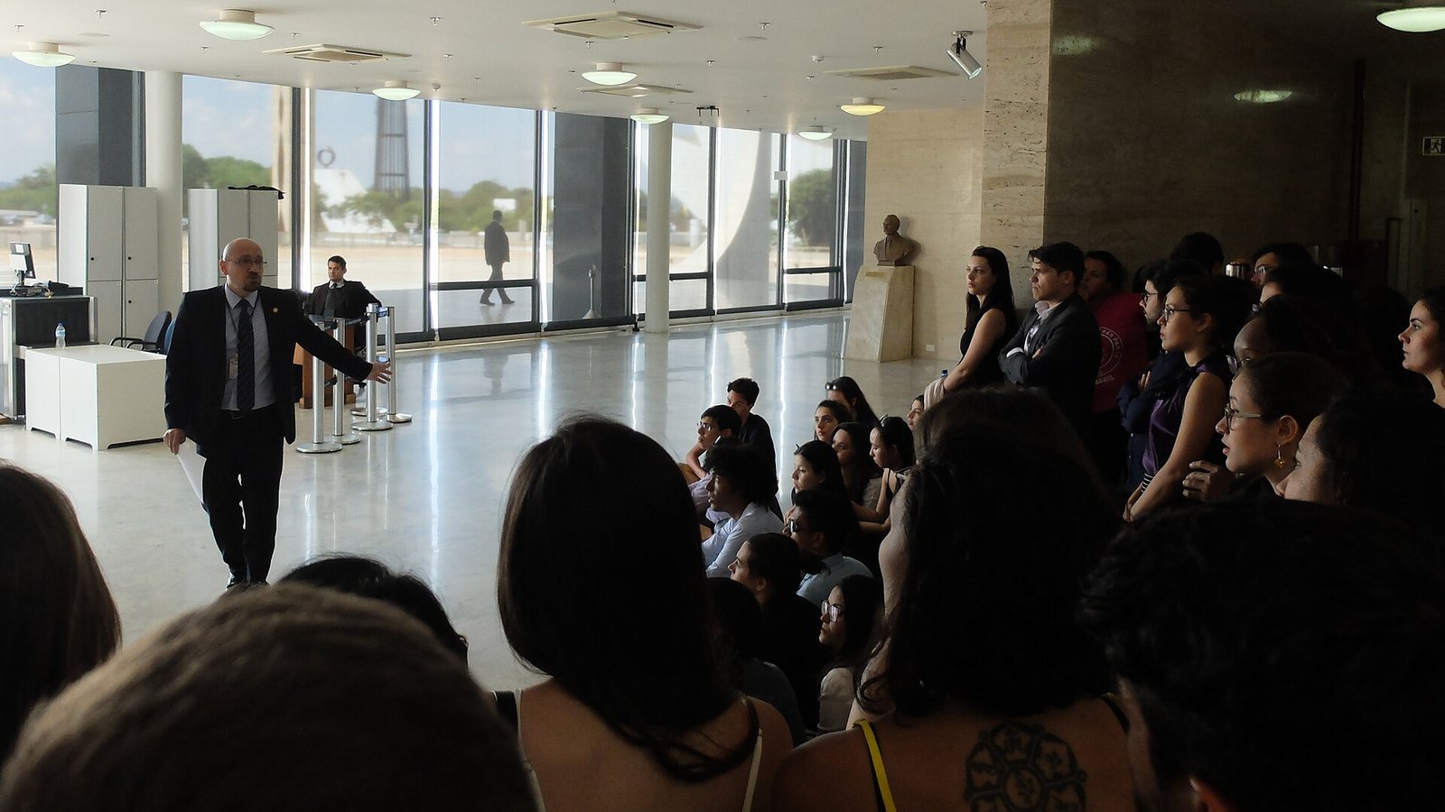 Saguão do Supremo Tribunal Federal com o Congresso Nacional visível pelas janelas