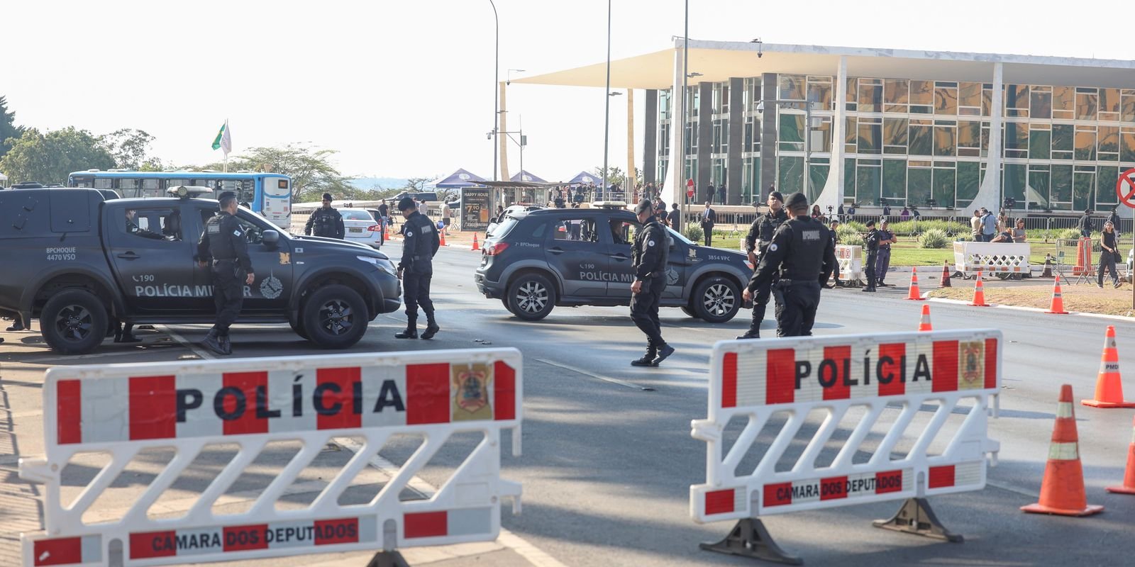 Viaturas e barreiras da Polícia Militar bloqueiam a via em frente ao prédio do Supremo Tribunal Federal, em Brasília